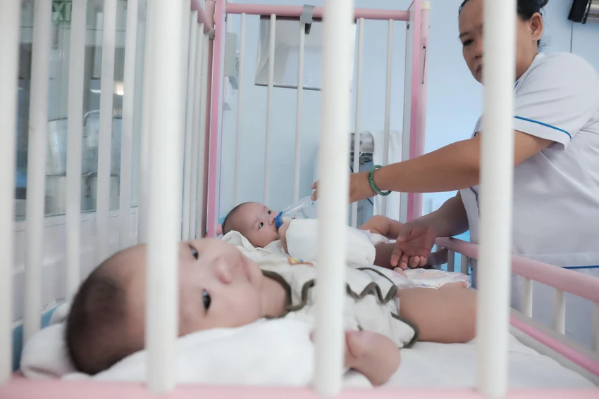 Bé trai sơ sinh bị vứt ở lề đường giờ ra sao? ảnh 2