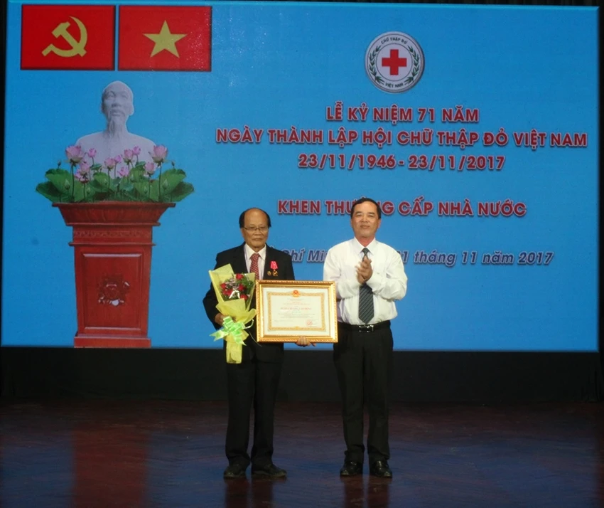 4 người trong 1 nhà hiến máu 239 lần ảnh 3