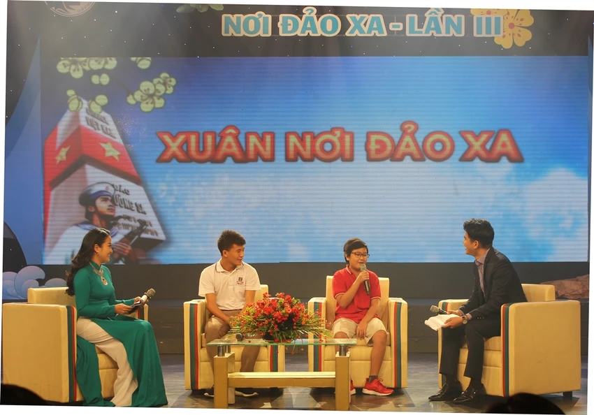 Rưng rưng khi chiến sĩ nơi đảo xa gọi bằng mẹ ảnh 2 Rưng rưng khi chiến sĩ nơi đảo xa gọi bằng mẹ ảnh 2
