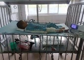 Ngã vào nồi bỗng rượu đang sôi, bé 3 tuổi nguy kịch
