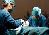 Que cá viên chiên đâm thủng hậu môn bé trai 7 tuổi