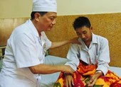 Não mô cầu 'đầu hàng' bác sĩ quân y