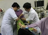 Suýt chết tức tưởi vì ngậm đá nano trị bách bệnh
