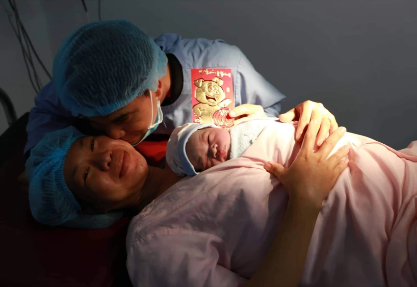 Bác sĩ tất bật giúp 'heo vàng' chào đời đêm giao thừa ảnh 5