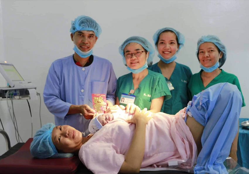 Bác sĩ tất bật giúp 'heo vàng' chào đời đêm giao thừa ảnh 4
