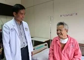  Bác sĩ Singapore khuyên bệnh nhân ung thư về BV Chợ Rẫy trị 