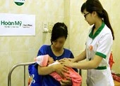 Mẹ bầu đi chơi, thai ngôi ngược lọt nửa người ra ngoài