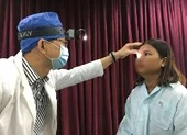 Đạn lạc trúng mắt khi đang đứng trước nhà