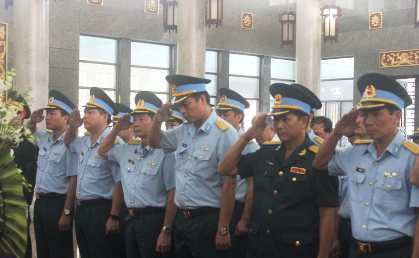 Hàng ngàn người đến viếng anh hùng phi công Nguyễn Văn Bảy ảnh 8 Hàng ngàn người đến viếng anh hùng phi công Nguyễn Văn Bảy ảnh 8