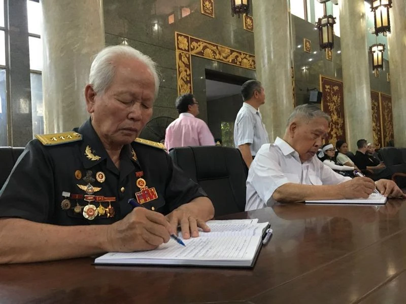 Hàng ngàn người đến viếng anh hùng phi công Nguyễn Văn Bảy ảnh 10 Hàng ngàn người đến viếng anh hùng phi công Nguyễn Văn Bảy ảnh 10