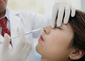 Vì sao tiêm filler nâng mũi dễ gây mù mắt?