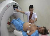 Trực thăng đưa ngư dân từ Trường Sa về đất liền trị bệnh
