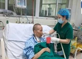 Bác gái bệnh nhân 17 hồi phục ngoạn mục, vẫy tay chào bác sĩ 