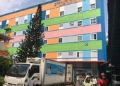 Bé gái bị lột toàn bộ mái tóc dài khi phụ mẹ xay nước đá