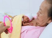 Tam thai 1 gái 2 trai cực non tháng được nuôi dưỡng thành công
