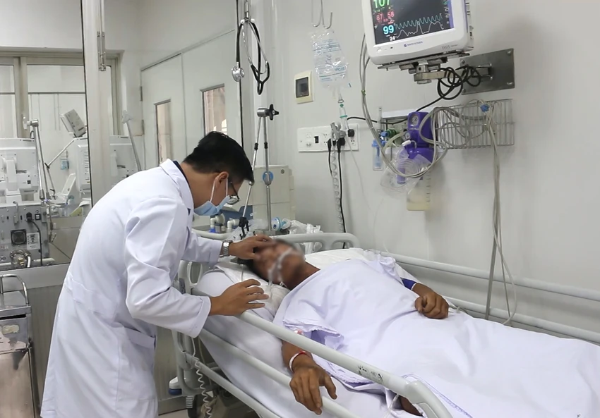 Người đàn ông ôm rắn hổ mang cấp cứu: Tiên lượng rất xấu ảnh 1 Người đàn ông ôm rắn hổ mang cấp cứu: Tiên lượng rất xấu ảnh 1