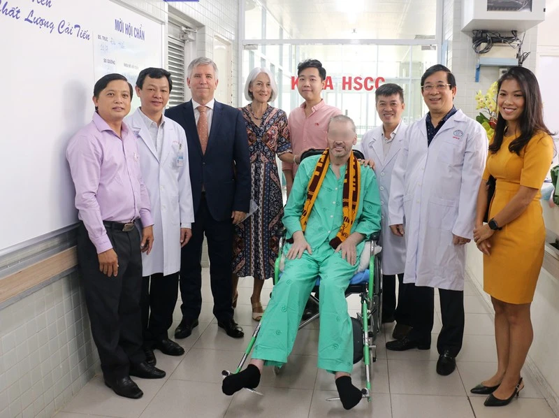 Nam phi công người Anh mắc COVID-19 giờ ra sao? ảnh 1