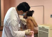 Bé gái 2 tuổi 'cõng mai rùa khủng' nặng 4 kg trên lưng