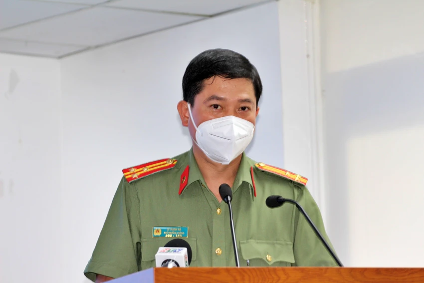 Thượng tá Lê Mạnh Hà, Phó phòng Tham mưu Công an TP.HCM trả lời tại họp báo. Ảnh: TN