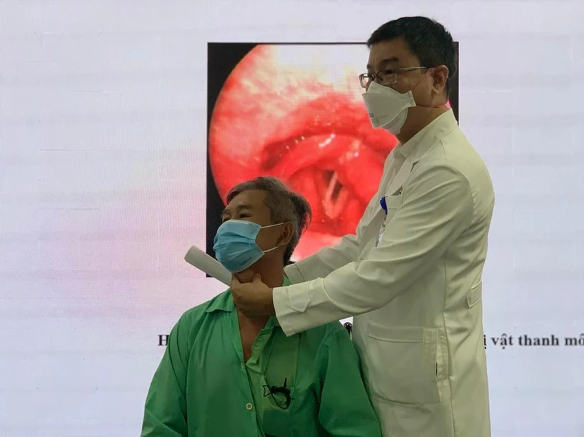 Mảnh xương cá ghim chặt vào thanh môn của bệnh nhân. Ảnh: HOÀNG LAN Mảnh xương cá ghim chặt vào thanh môn của bệnh nhân. Ảnh: HOÀNG LAN