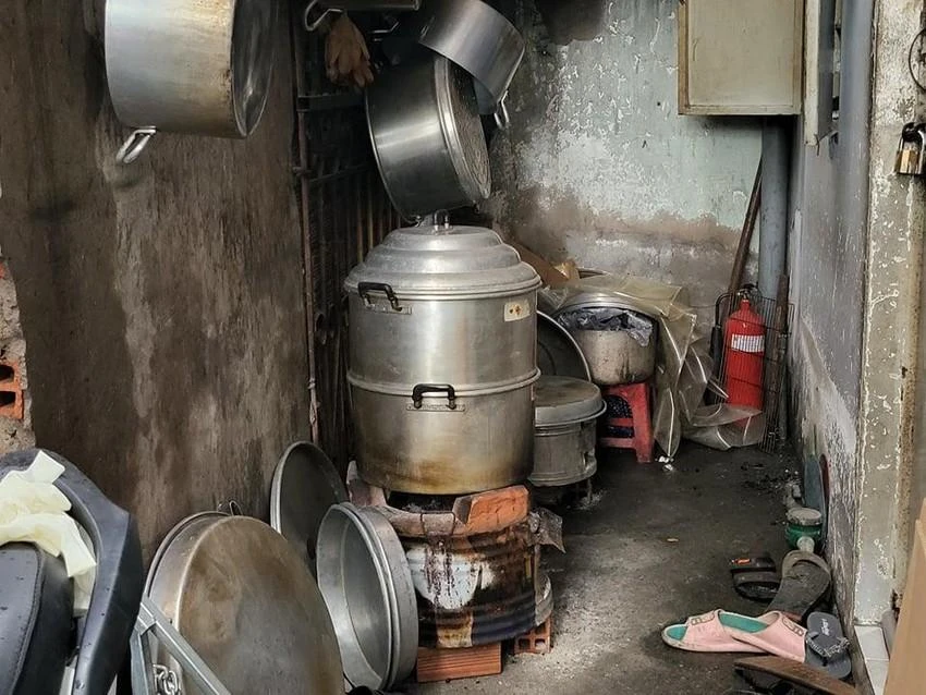 Hành lang bên ngoài phòng trọ bốn người tử vong có để bếp than. Ảnh: Tự Sang Hành lang bên ngoài phòng trọ bốn người tử vong có để bếp than. Ảnh: Tự Sang