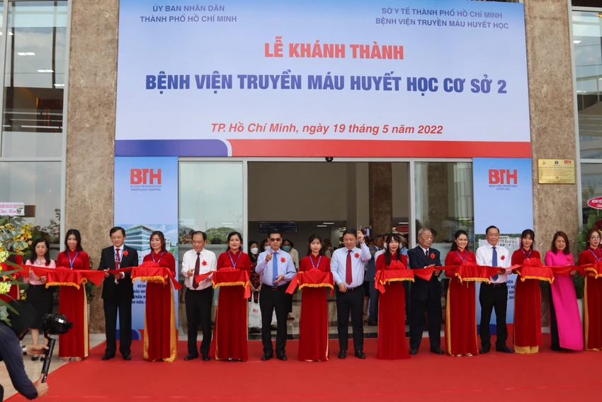 Các đại biểu cắt băng khánh thành cơ sở 2 Bệnh viện Truyền máu huyết học TP.HCM. Ảnh: HL Các đại biểu cắt băng khánh thành cơ sở 2 Bệnh viện Truyền máu huyết học TP.HCM. Ảnh: HL