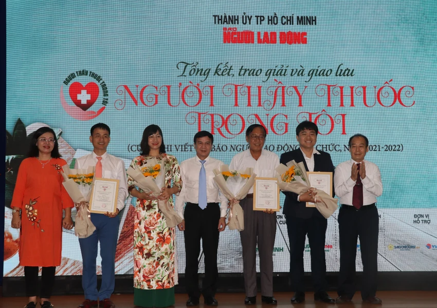 Các tác giả đạt giải khuyến khích cuộc thi viết "Người thầy thuốc trong tôi" do Báo Người Lao Động tổ chức. Ảnh: HL Các tác giả đạt giải khuyến khích cuộc thi viết "Người thầy thuốc trong tôi" do Báo Người Lao Động tổ chức. Ảnh: HL