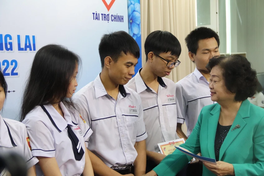 Bà Trương Mỹ Hoa trao giấy khen động viên các em cố gắng học tập và rèn luyện thành người có ích. Ảnh: HL Bà Trương Mỹ Hoa trao giấy khen động viên các em cố gắng học tập và rèn luyện thành người có ích. Ảnh: HL