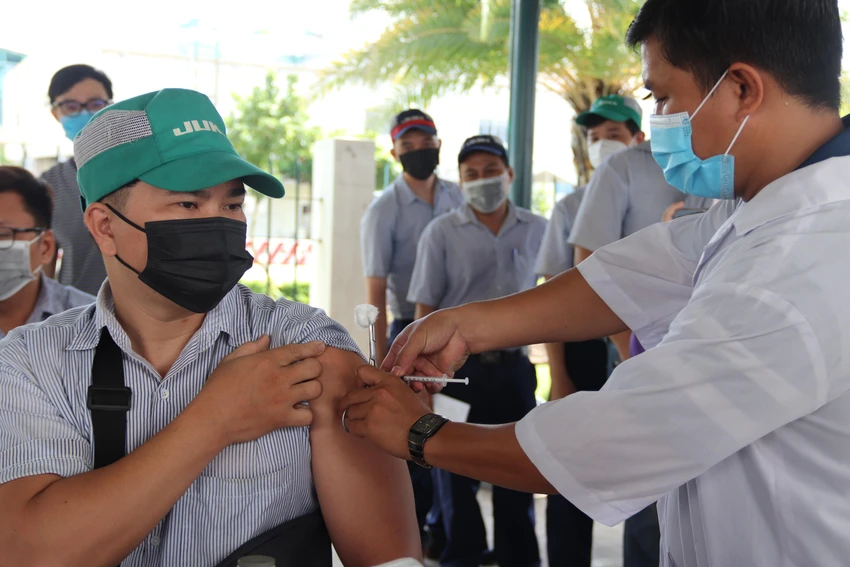 Công ty Juki Việt Nam, khu chế xuất Tân Thuận (quận 7) tổ chức tiêm mũi 3, mũi 4 cho công nhân. Ảnh: HL Công ty Juki Việt Nam, khu chế xuất Tân Thuận (quận 7) tổ chức tiêm mũi 3, mũi 4 cho công nhân. Ảnh: HL