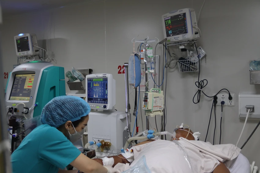Bệnh nhân sốt xuất huyết nặng điều trị ở Khoa cấp cứu - Hồi sức tích cực chống độc người lớn. Ảnh: HL Bệnh nhân sốt xuất huyết nặng điều trị ở Khoa cấp cứu - Hồi sức tích cực chống độc người lớn. Ảnh: HL