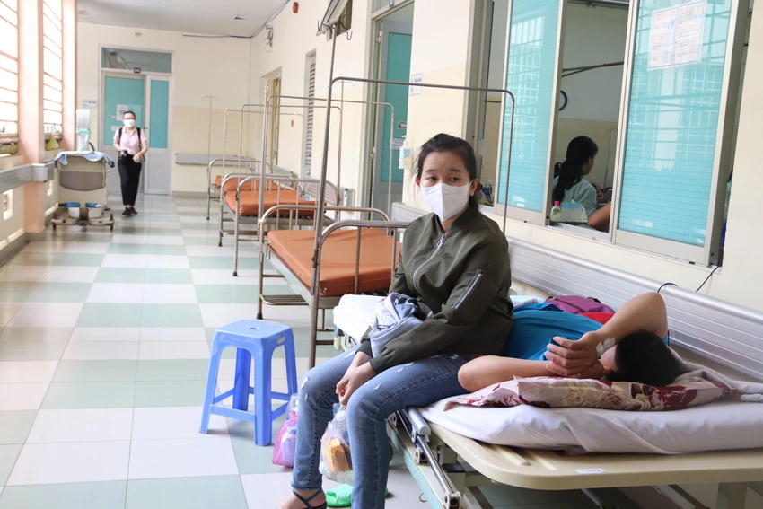 Khoa Nhiễm D, Bệnh viện Bệnh Nhiệt đới phải kê thêm giường để sẵn sàng tiếp nhận bệnh nhân. Ảnh: HL Khoa Nhiễm D, Bệnh viện Bệnh Nhiệt đới phải kê thêm giường để sẵn sàng tiếp nhận bệnh nhân. Ảnh: HL