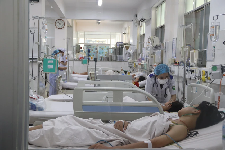 Khoa cấp cứu - Hồi sức tích cực chống độc trẻ em đang quá tải do tiếp nhận nhiều bệnh nhân sốc xuất huyết. Ảnh: HL Khoa cấp cứu - Hồi sức tích cực chống độc trẻ em đang quá tải do tiếp nhận nhiều bệnh nhân sốc xuất huyết. Ảnh: HL