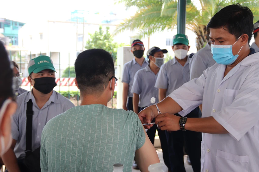 TP.HCM đang triển khai tiêm vaccine mũi 3, 4. Ảnh: Một công nhân tiêm vaccine COVID-19 tại Khu chế xuất Tân Thuận, quận 7. Ảnh: HOÀNG LAN TP.HCM đang triển khai tiêm vaccine mũi 3, 4. Ảnh: Một công nhân tiêm vaccine COVID-19 tại Khu chế xuất Tân Thuận, quận 7. Ảnh: HOÀNG LAN