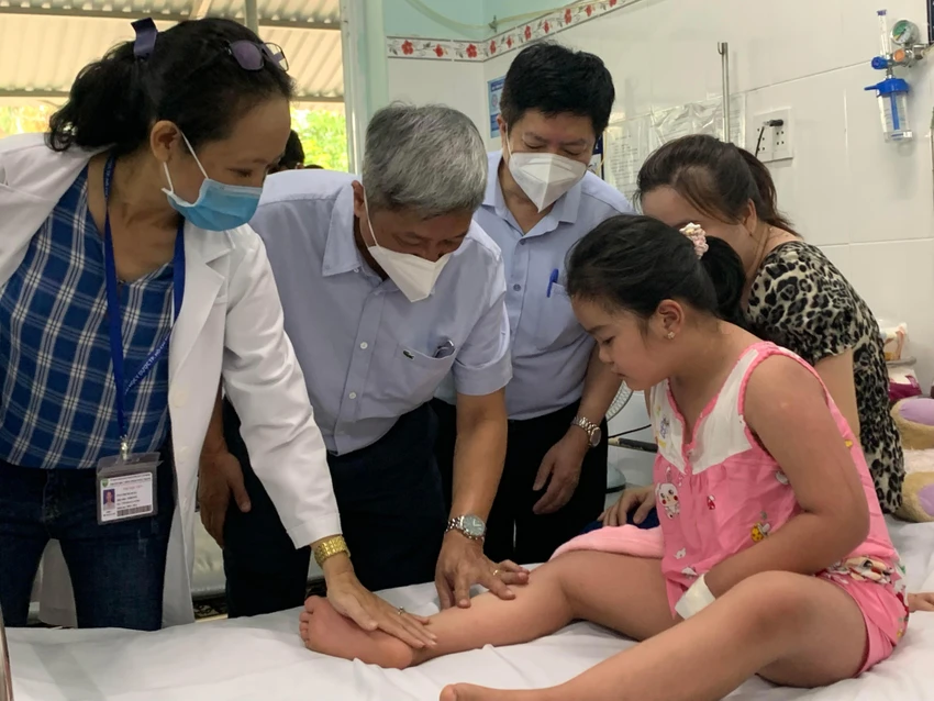 Thứ trưởng Bộ Y tế Nguyễn Trường Sơn đang thăm hỏi một bệnh nhi điều trị sốt xuất huyết ở Bệnh viện Quận 8. Ảnh: HOÀNG LAN Thứ trưởng Bộ Y tế Nguyễn Trường Sơn đang thăm hỏi một bệnh nhi điều trị sốt xuất huyết ở Bệnh viện Quận 8. Ảnh: HOÀNG LAN