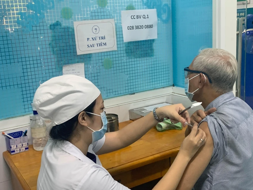Ông Phí Quang Trung tiêm mũi 4 vaccine COVID-19 tại trạm y tế phường Đa Kao, quận 1. Ảnh: HOÀNG LAN Ông Phí Quang Trung tiêm mũi 4 vaccine COVID-19 tại trạm y tế phường Đa Kao, quận 1. Ảnh: HOÀNG LAN