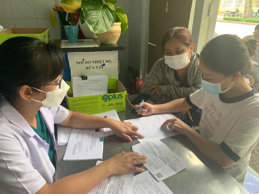 Chị Lê Thị Linh Thảo cùng đến điểm tiêm vaccine COVID-19 cùng với chị Bùi Thị Kim Liên. Ảnh: HOÀNG LAN Chị Lê Thị Linh Thảo cùng đến điểm tiêm vaccine COVID-19 cùng với chị Bùi Thị Kim Liên. Ảnh: HOÀNG LAN