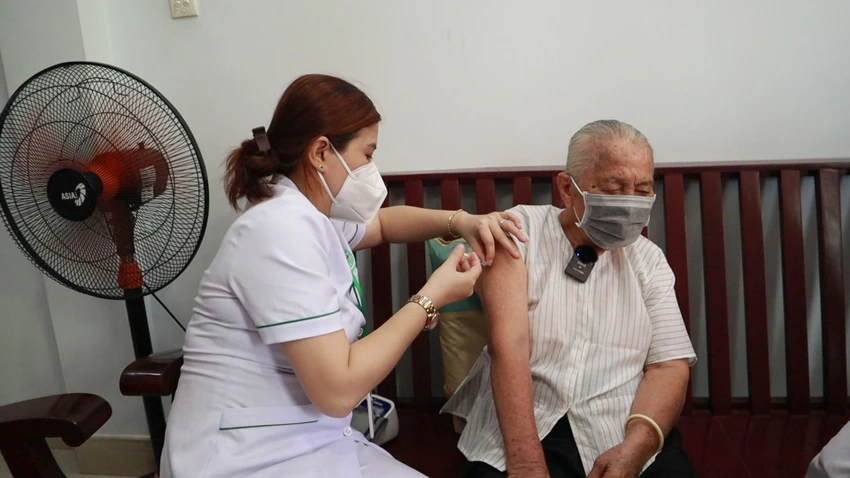 Đội tiêm vaccine của Bệnh viện Lê Văn Thịnh đến tận nhà tiêm cho người cao tuổi, đi lại khó khăn. Ảnh: HOÀNG LAN Đội tiêm vaccine của Bệnh viện Lê Văn Thịnh đến tận nhà tiêm cho người cao tuổi, đi lại khó khăn. Ảnh: HOÀNG LAN