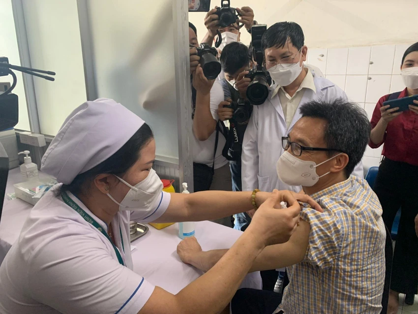 Phó Thủ tướng Vũ Đức Đam tiêm mũi 4 vaccine COVID-19 tại Bệnh viện Bệnh Nhiệt đới TP.HCM. Ảnh: HOÀNG LAN