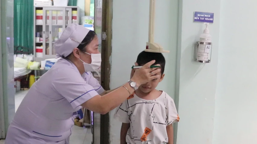 Trẻ được thăm khám tầm soát ở Bệnh viện Nguyễn Tri Phương nhằm tìm ra nguyên nhân chậm tăng trưởng chiều cao. Ảnh: HOÀNG LAN Trẻ được thăm khám tầm soát ở Bệnh viện Nguyễn Tri Phương nhằm tìm ra nguyên nhân chậm tăng trưởng chiều cao. Ảnh: HOÀNG LAN