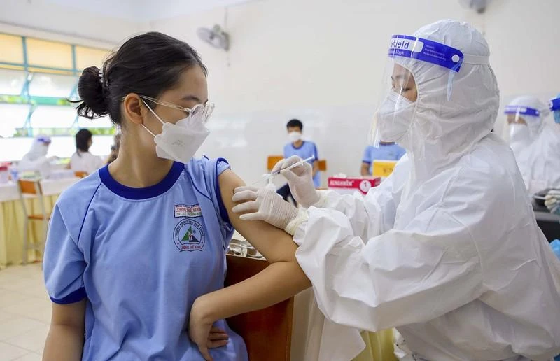 Sở Y tế TP.HCM khuyến cáo cần tăng cường tiêm vaccine COVID-19 để phòng nguy cơ dịch chồng dịch. Ảnh: NGUYỆT NHI Sở Y tế TP.HCM khuyến cáo cần tăng cường tiêm vaccine COVID-19 để phòng nguy cơ dịch chồng dịch. Ảnh: NGUYỆT NHI