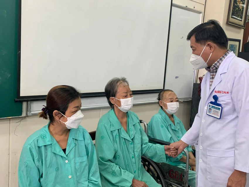 TS-BS Trần Anh Bích, phó Khoa Tai mũi họng BV Chợ Rẫy chúc mừng 3 bệnh nhân trước lúc xuất viện. Ảnh: HOÀNG LAN TS-BS Trần Anh Bích, phó Khoa Tai mũi họng BV Chợ Rẫy chúc mừng 3 bệnh nhân trước lúc xuất viện. Ảnh: HOÀNG LAN