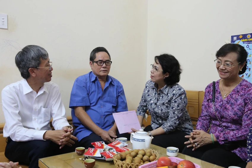 Bà Tô Thị Bích Châu thăm hỏi ông Nguyễn Đình Bá, thương binh 1/4, khu dân cư số 7. Bà Tô Thị Bích Châu thăm hỏi ông Nguyễn Đình Bá, thương binh 1/4, khu dân cư số 7.