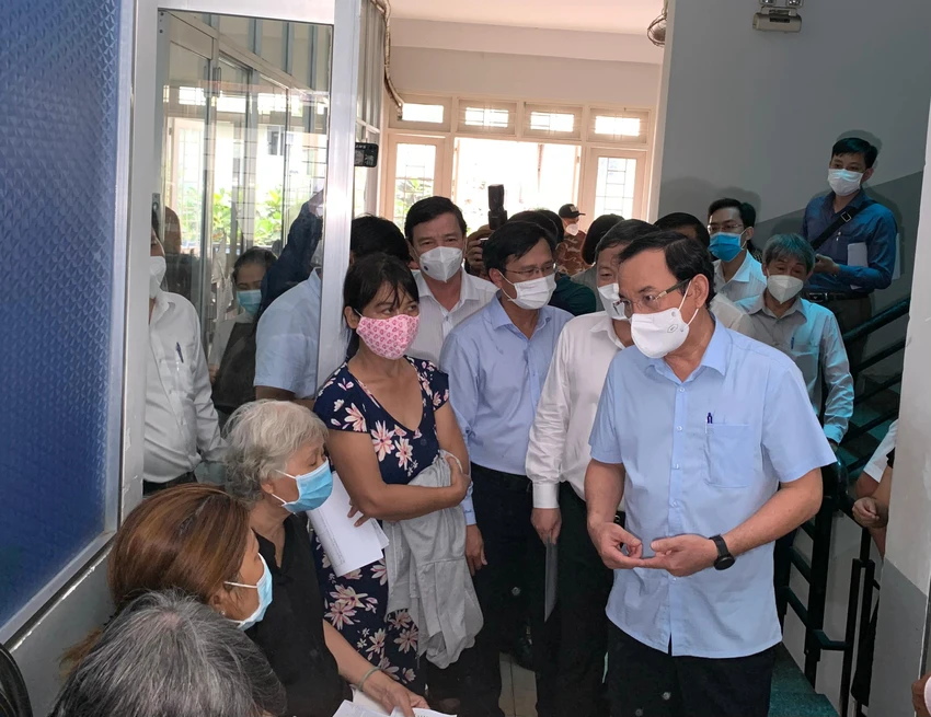 Bí thư Nguyễn Văn Nên hỏi thăm người dân về tình hình tiêm phòng COVID-19 và phòng dịch sốt xuất huyết tại trạm y tế phường An Lạc A, quận Bình Tân. Ảnh: HOÀNG LAN Bí thư Nguyễn Văn Nên hỏi thăm người dân về tình hình tiêm phòng COVID-19 và phòng dịch sốt xuất huyết tại trạm y tế phường An Lạc A, quận Bình Tân. Ảnh: HOÀNG LAN