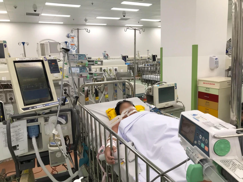 Bé trai 8 tuổi bị sốc sốt xuất huyết nặng. Ảnh: BVCC Bé trai 8 tuổi bị sốc sốt xuất huyết nặng. Ảnh: BVCC