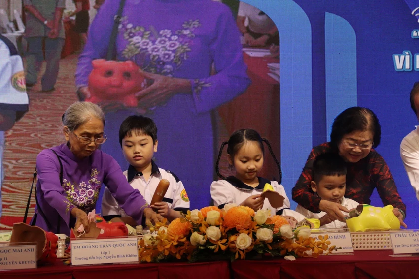 Các gia đình, đơn vị, thiếu nhi hội thu heo đất tiết kiệm để đóng góp trực tiếp tại chương trình. Ảnh: HOÀNG LAN Các gia đình, đơn vị, thiếu nhi hội thu heo đất tiết kiệm để đóng góp trực tiếp tại chương trình. Ảnh: HOÀNG LAN