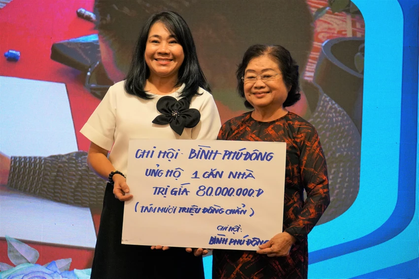 Nhiều cá nhân, đơn vị ủng hộ các hoạt động kỷ niệm "Hành trình 10 năm vì Hoàng Sa - Trường Sa thân yêu". Ảnh: BẢO PHƯƠNG Nhiều cá nhân, đơn vị ủng hộ các hoạt động kỷ niệm "Hành trình 10 năm vì Hoàng Sa - Trường Sa thân yêu". Ảnh: BẢO PHƯƠNG