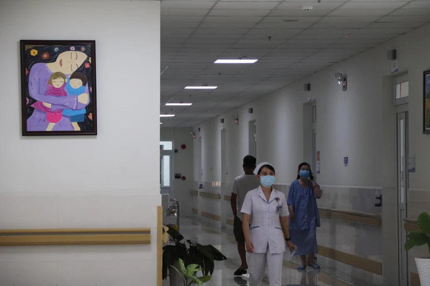 Các bức vẽ làm sinh động không gian Khoa nội soi Bệnh viện Từ Dũ. Ảnh: HOÀNG LAN Các bức vẽ làm sinh động không gian Khoa nội soi Bệnh viện Từ Dũ. Ảnh: HOÀNG LAN