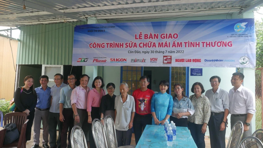 Khối thi đua 5 bàn giao mái ấm tình thương cho hộ gia đình khó khăn. Ảnh: TH Khối thi đua 5 bàn giao mái ấm tình thương cho hộ gia đình khó khăn. Ảnh: TH