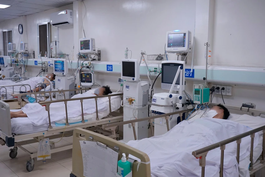 5 bệnh nhân ngộ độc rượu methanol đang điều trị tại Bệnh viện Nhân dân Gia Định. Ảnh: BVCC 5 bệnh nhân ngộ độc rượu methanol đang điều trị tại Bệnh viện Nhân dân Gia Định. Ảnh: BVCC