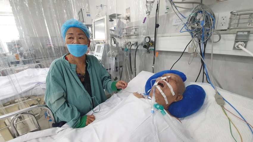 Bà Lệ túc trực bên nhạc sĩ Vinh Sử những ngày qua. Ảnh: HL Bà Lệ túc trực bên nhạc sĩ Vinh Sử những ngày qua. Ảnh: HL